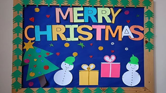 Tạo bảng Giáng sinh với những hộp quà đầy sắc màu, mang lại không khí tươi vui cho không gian.