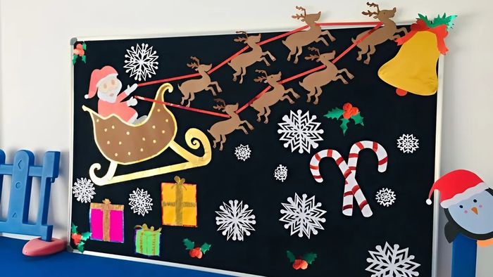 Bảng Noel xinh xắn với những hộp quà, mang đến không khí lễ hội tuyệt vời.