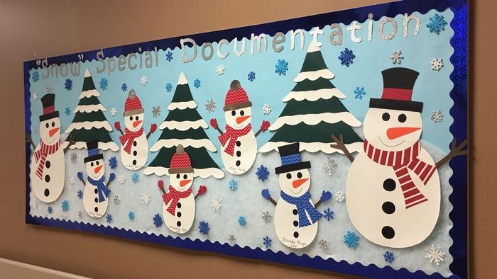 Mẫu trang trí bảng Noel với tông màu trắng làm chủ đạo, mang đến vẻ đẹp thanh thoát và nhẹ nhàng.