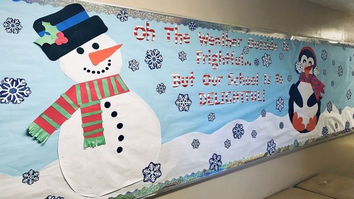 Trang trí bảng Noel với màu trắng tươi sáng, tạo nên một không gian vô cùng đẹp mắt và trang nhã.