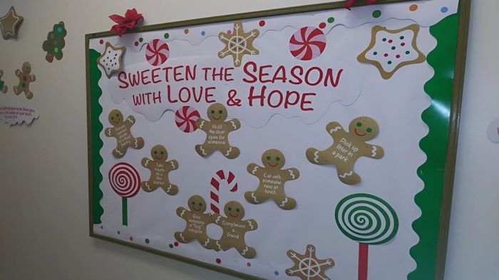 Tham gia vào việc trang trí bảng Noel để cùng nhau tạo nên không khí vui tươi và ấm áp cho mùa lễ hội.