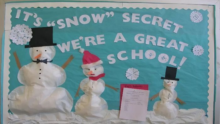 Bảng Noel lung linh, trang trí đầy màu sắc tạo không khí Giáng sinh tuyệt vời.