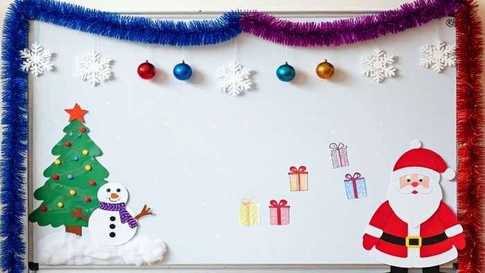 Trang trí bảng Noel với màu trắng đơn giản nhưng đầy ấm áp, phù hợp cho không gian mùa lễ hội.