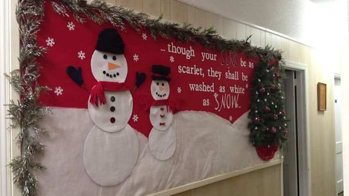 Trang trí bảng Noel bằng những bức tranh vẽ tuyệt đẹp, tạo nên một không gian Giáng sinh đầy sáng tạo.