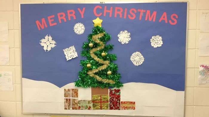 Mẫu trang trí bảng Noel sử dụng dây kim tuyến đẹp mắt, tạo điểm nhấn cho không gian lễ hội.