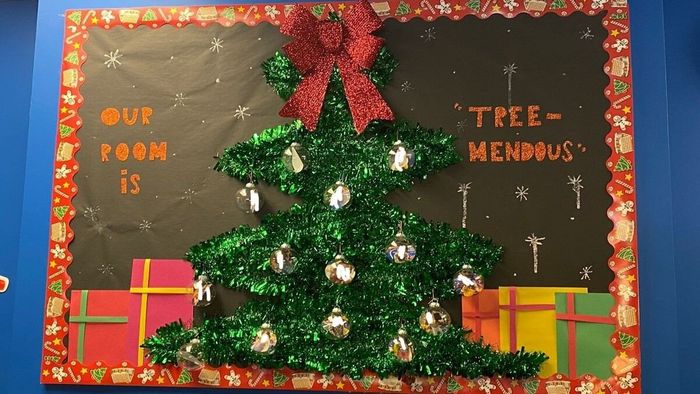 Bảng Noel trang trí với dây kim tuyến lấp lánh, mang lại vẻ đẹp thu hút và không khí vui tươi.