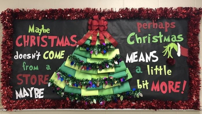 Trang trí bảng Noel với dây kim tuyến rực rỡ sẽ thu hút mọi ánh nhìn.