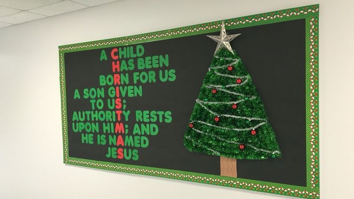 Bảng Giáng sinh độc đáo được trang trí bằng dây kim tuyến sáng tạo, mang đến vẻ đẹp ấn tượng.