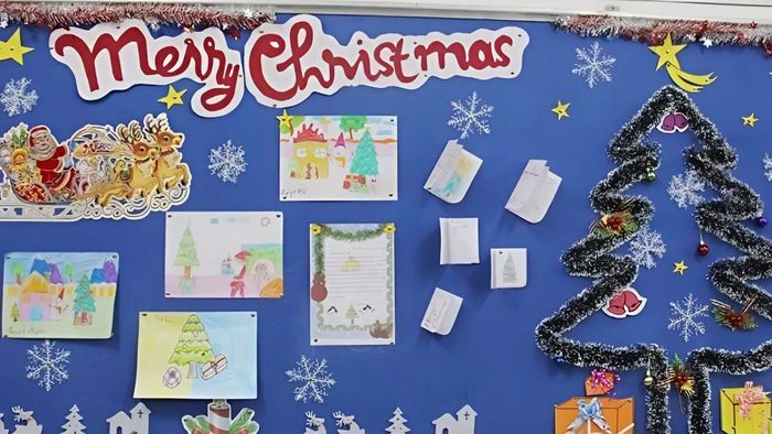 Trang trí bảng Noel bằng dây kim tuyến lấp lánh, làm cho không gian thêm phần huyền bí và lung linh.