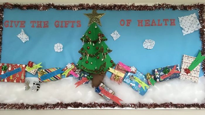 Dán những decal hình cây thông Noel để làm mới không gian trang trí bảng.