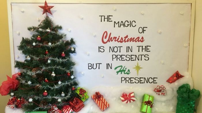 Thiết kế bảng Giáng sinh với chủ đề dây kim tuyến mang lại sự sang trọng và lộng lẫy.