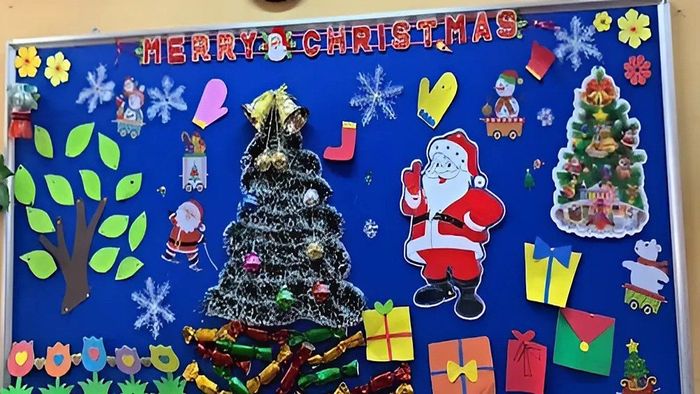 Bảng Noel được trang trí với dây kim tuyến đầy màu sắc tạo không khí vui tươi cho mùa lễ hội.