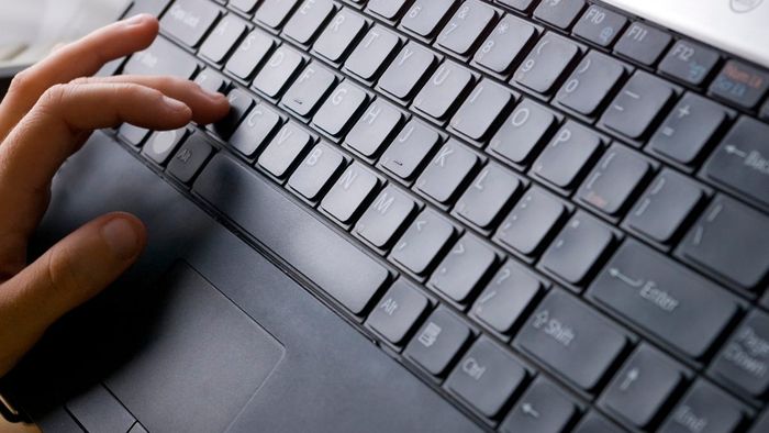 Người lạ sử dụng máy tính khi bạn vắng mặt