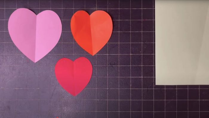 Cách làm thiệp 20/10 với ba trái tim xếp chồng từ giấy A4