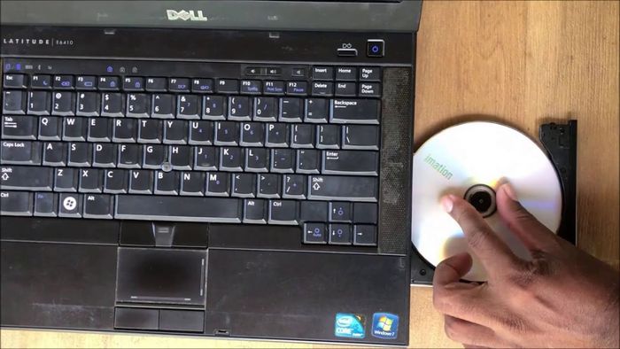 Laptop Dell có hỗ trợ xem đĩa CD/DVD không?