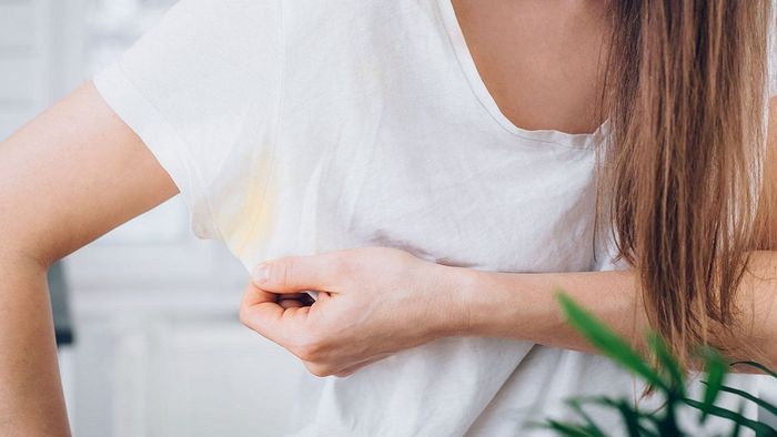 Mồ hôi cơ thể gây ra vết ố vàng