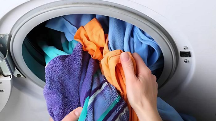 Để áo bị ố vàng vì không giặt ngay