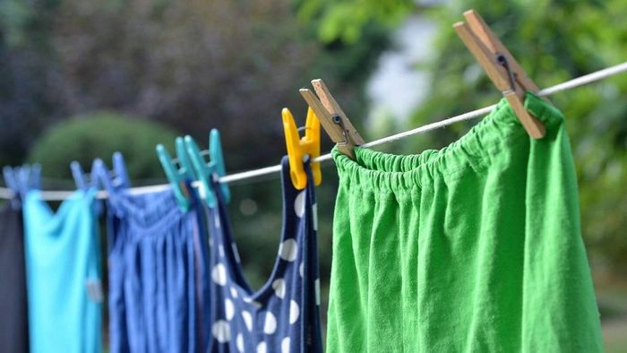 Phơi áo không đúng cách gây ra tình trạng ố vàng