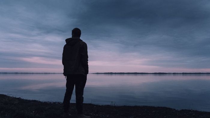 Người đàn ông lụy tình thường có xu hướng muốn kiểm soát đối phương.