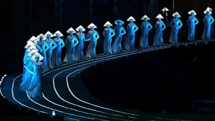 Những khoảnh khắc đẹp trong phần trình diễn Áo dài - Show Ký ức Hội An