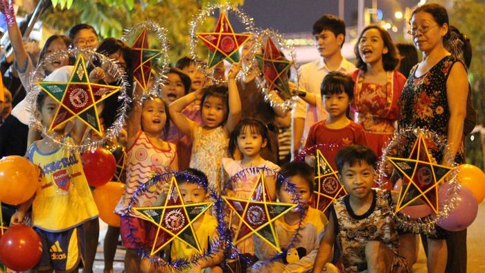 Những thông tin cần có trong bài viết giới thiệu về Tết Trung thu một cách ngắn gọn