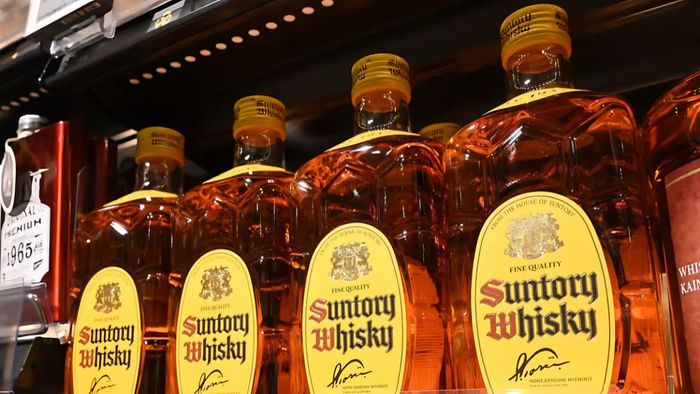 Rượu Suntory Whisky Kakubin là một món quà Tết tuyệt vời, mang đến hương vị đậm đà và trải nghiệm đáng nhớ cho người nhận.