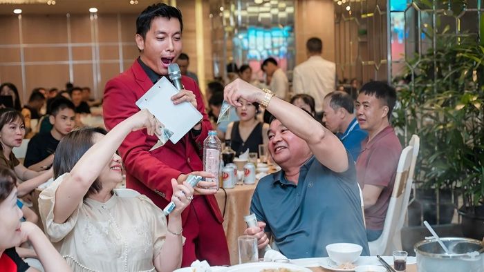 MC là người giữ nhịp cho cả chương trình, giúp duy trì không khí vui tươi và kết nối mọi hoạt động trong suốt buổi tiệc.