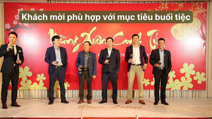Khách mời là một phần không thể thiếu trong bất kỳ kịch bản tiệc cuối năm nào, giúp tăng thêm sự đặc biệt cho chương trình.