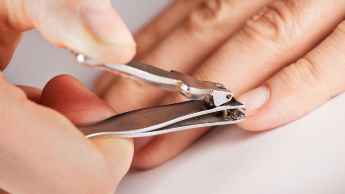 Khoa học lý giải: Cắt móng tay trước thi có thực sự đem lại điềm xui?
