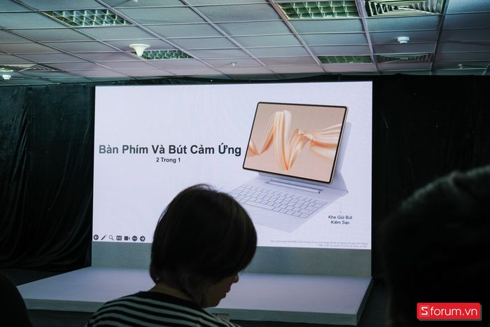 Bàn phím đi kèm với Huawei MatePad Pro 12.2 inch được tích hợp khe cắm bút tiện lợi, giúp người dùng dễ dàng cất giữ và sạc bút cảm ứng.