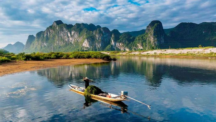 Quảng Bình nằm ở khu vực miền Trung, với vị trí đặc biệt nằm giữa hai miền Bắc và Nam, có thể được xem là cửa ngõ của đất nước từ phía Đông ra biển.