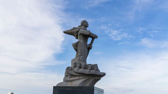 Khí hậu và địa hình ở Quảng Bình có những đặc điểm nổi bật, làm nên sự đa dạng trong cảnh quan và thời tiết của tỉnh này.