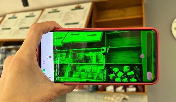 Hãy tắt hết đèn và dùng camera để phát hiện các camera giấu kín trong phòng.