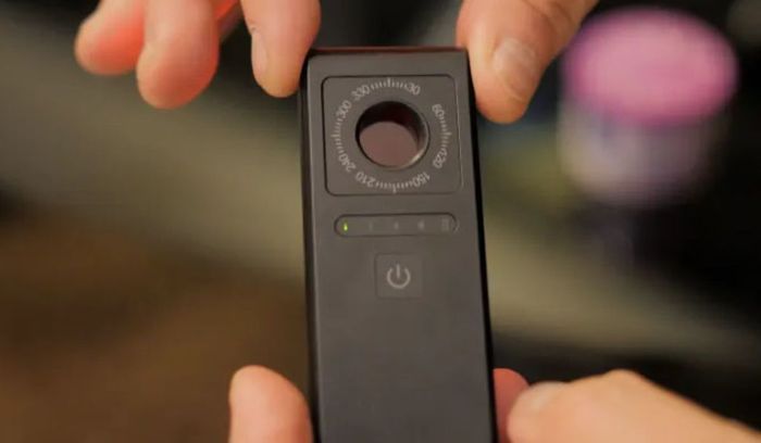 Thiết bị dò camera giấu kín chuyên dụng có độ chính xác cao hơn, nhưng đòi hỏi đầu tư. Khi đặt gần các thiết bị có thể có camera, nó sẽ báo động.