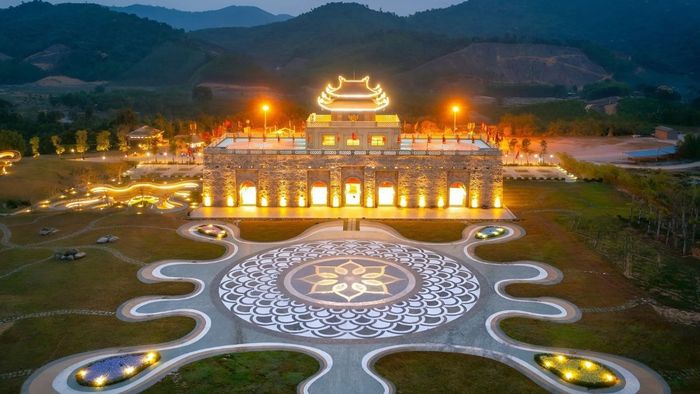 Những bức ảnh Bắc Giang vào ban đêm mang vẻ đẹp lộng lẫy, với ánh sáng nhấp nhô từ các khu phố và công viên.