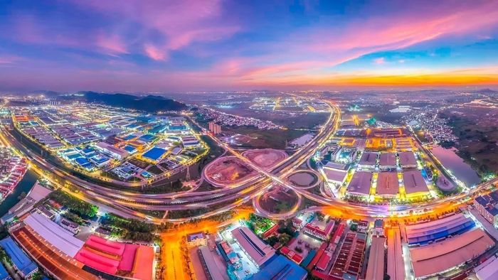 Màn đêm buông xuống Bắc Giang, khiến mọi thứ trở nên ấm áp và quyến rũ trong ánh đèn vàng vọt.