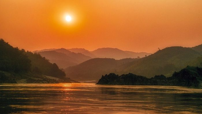 Khung cảnh bình minh trên núi hoành tráng