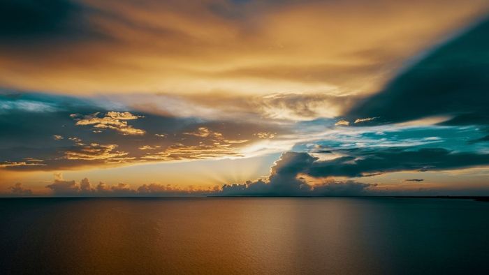 Cảnh bình minh tuyệt vời trên biển