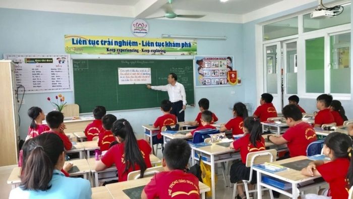 Ảnh lớp học tiểu học vui vẻ, đầy năng lượng