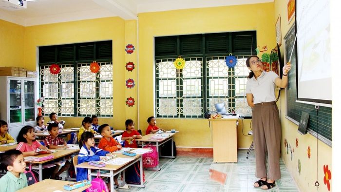 Hình ảnh lớp học tiểu học vui vẻ và hào hứng