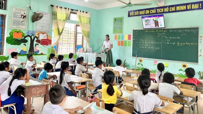 Bức ảnh lớp học tiểu học vui tươi, ngập tràn niềm vui