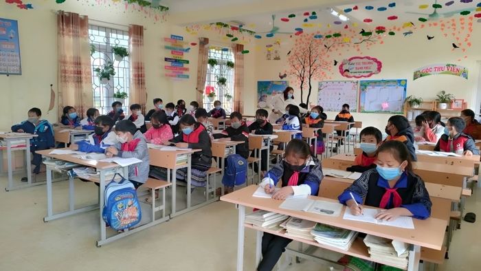 Hình ảnh lớp học trung học cơ sở đầy ấn tượng