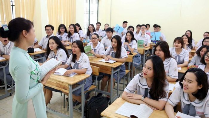 Hình ảnh lớp học trung học phổ thông đầy năng lượng
