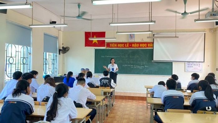 Hình ảnh lớp học cấp 3 vui tươi và hạnh phúc