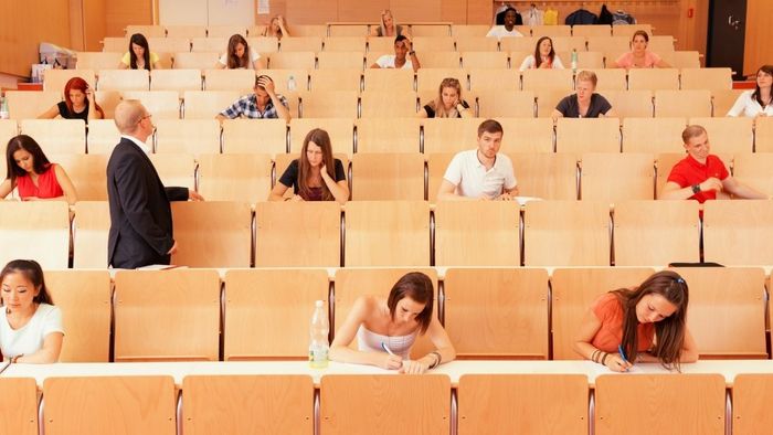 Hình ảnh lớp học đại học được trang bị đầy đủ