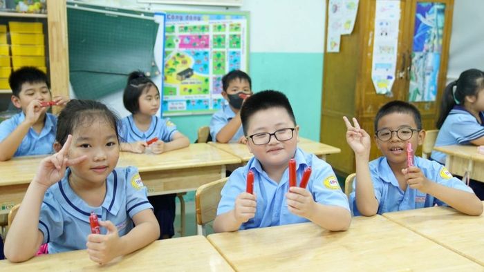 Hình ảnh lớp học hạnh phúc với những nụ cười ngây thơ