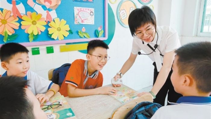 Hình ảnh lớp học hạnh phúc với niềm vui lan tỏa