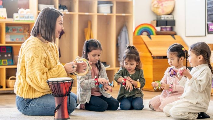 Hình ảnh lớp học hạnh phúc, nơi tình yêu thương gắn kết mọi người
