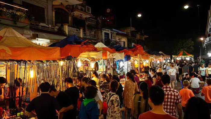 Hình ảnh Phố cổ Hà Nội lung linh về đêm