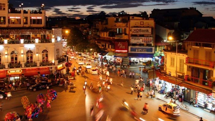 Cảnh vật Phố cổ Hà Nội về đêm với ánh sáng vàng lung linh
